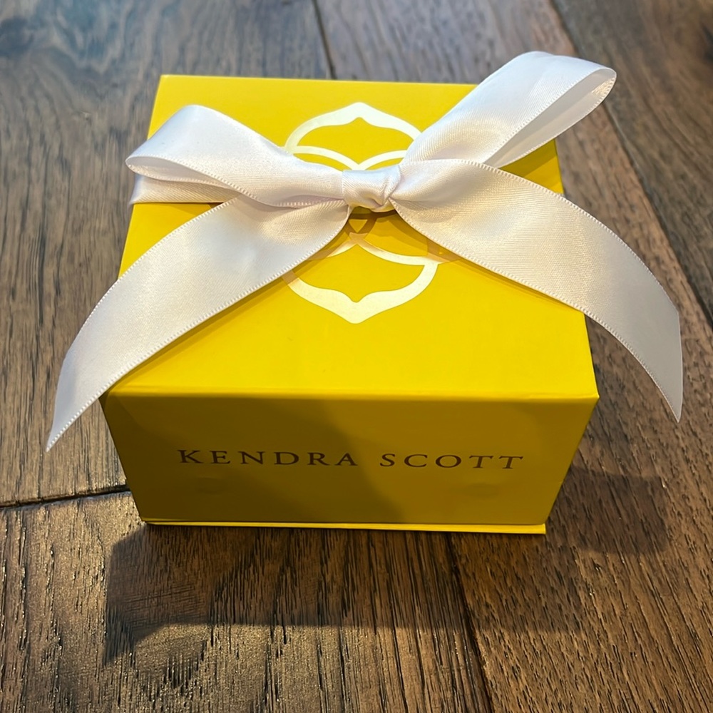 Kendra Scott Betsy Necklace Rose Gold Lilac Mother-of-Pearl NWT- neverworn - Picture 7 of 11